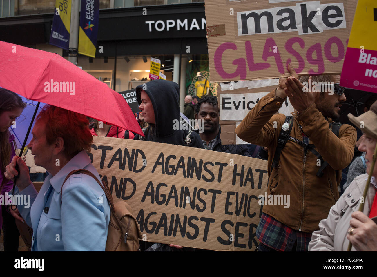 Glasgow, Ecosse, le 31 juillet 2018. Rassemblement à Buchanan Street, en faveur des réfugiés menacés d'expulsion par les sociétés de logement privé Serco. Serco a annoncé cette semaine qu'elles commenceraient à expulser des demandeurs d'asile qui ont vu leur demande de statut de réfugié a rejeté par le Home Office. Jusqu'à 300 réfugiés sont confrontés à l'expulsion imminente. Image Crédit : Jeremy Sutton-Hibbert/ Alamy News. Banque D'Images