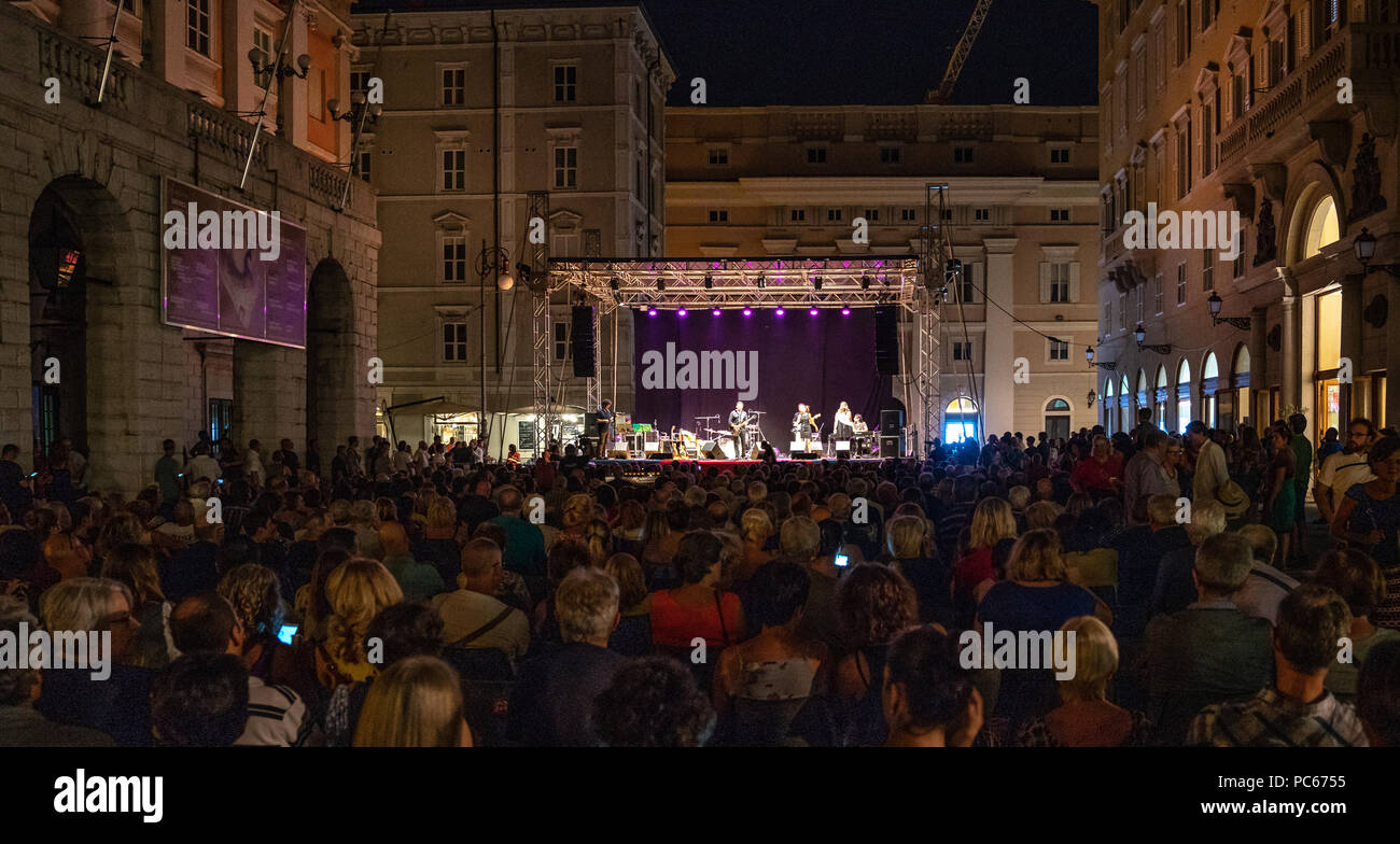 Trieste, Italie, 31 juillet 2018. Sponza Mike en concert présente son nouvel album "fabriqué dans les années 60' dans un air libre, concert gratuit à la piazza Verdi de Trieste. Photo par Enrique Shore Crédit : Enrique Shore/Alamy Live News Banque D'Images