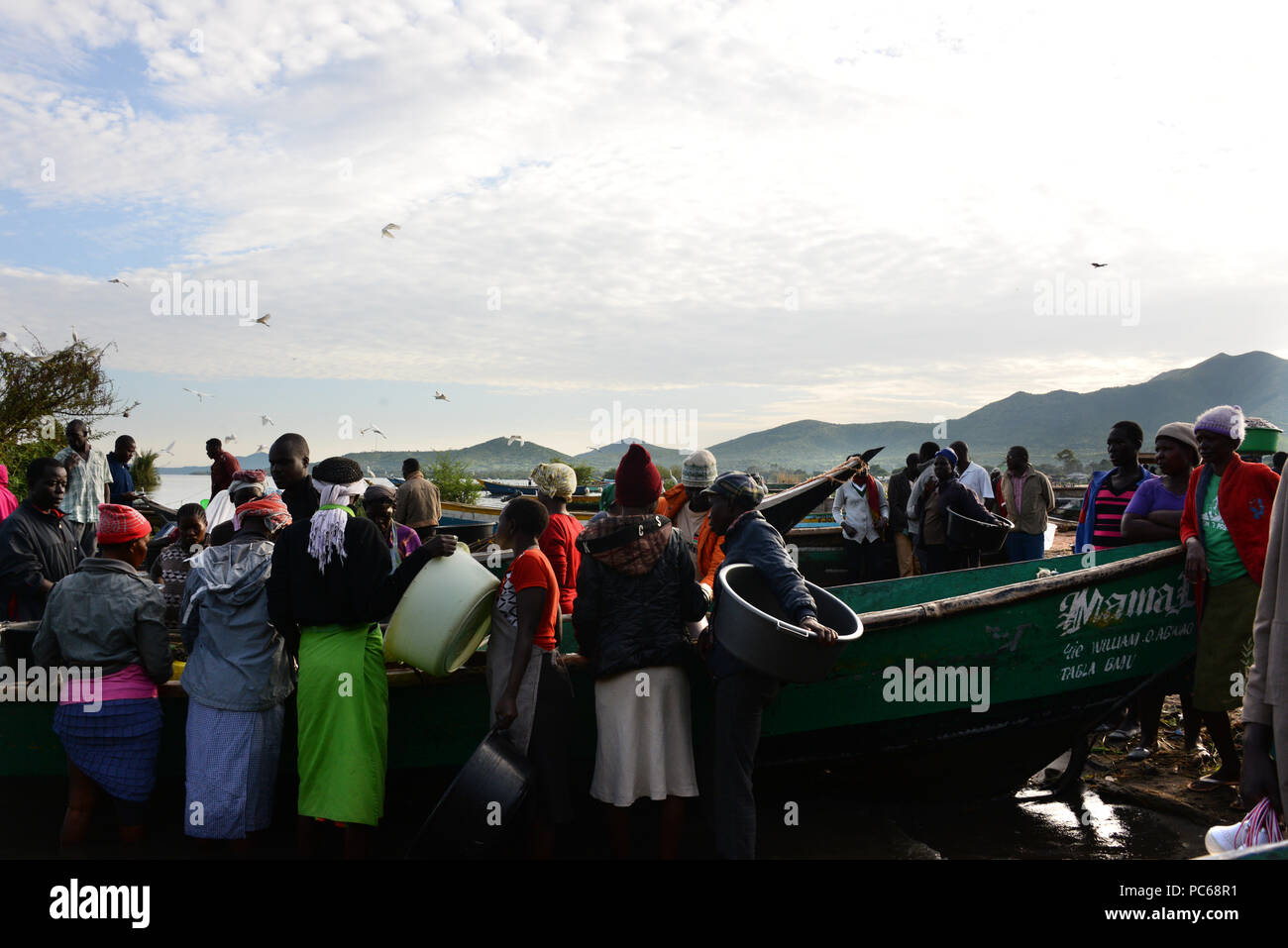 Sindo, au Kenya. 06Th Mai, 2018. L'Omena, poissonniers acheter petite sardine-comme le poisson, les pêcheurs de tôt le matin à la plage principale. Credit : Gioia Forster/dpa/Alamy Live News Banque D'Images