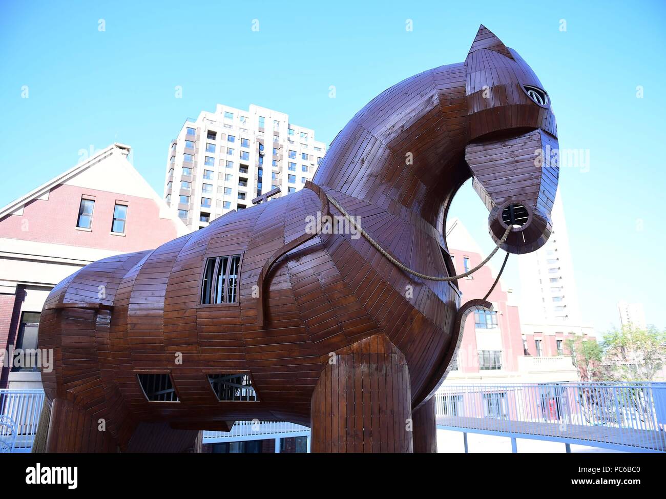 La société Shenyang Blower, la société Shenyang Blower, la Chine. 1er août 2018. Shenyang, Chine-A 10 mètres de haut 'Trojan cheval de bois" peut être vu sur street à Shenyang, Liaoning Province du nord-est de la Chine. Crédit : SIPA Asie/ZUMA/Alamy Fil Live News Banque D'Images