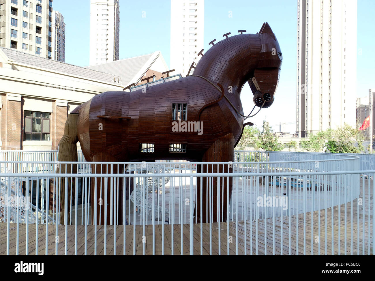 La société Shenyang Blower, la société Shenyang Blower, la Chine. 1er août 2018. Shenyang, Chine-A 10 mètres de haut 'Trojan cheval de bois" peut être vu sur street à Shenyang, Liaoning Province du nord-est de la Chine. Crédit : SIPA Asie/ZUMA/Alamy Fil Live News Banque D'Images