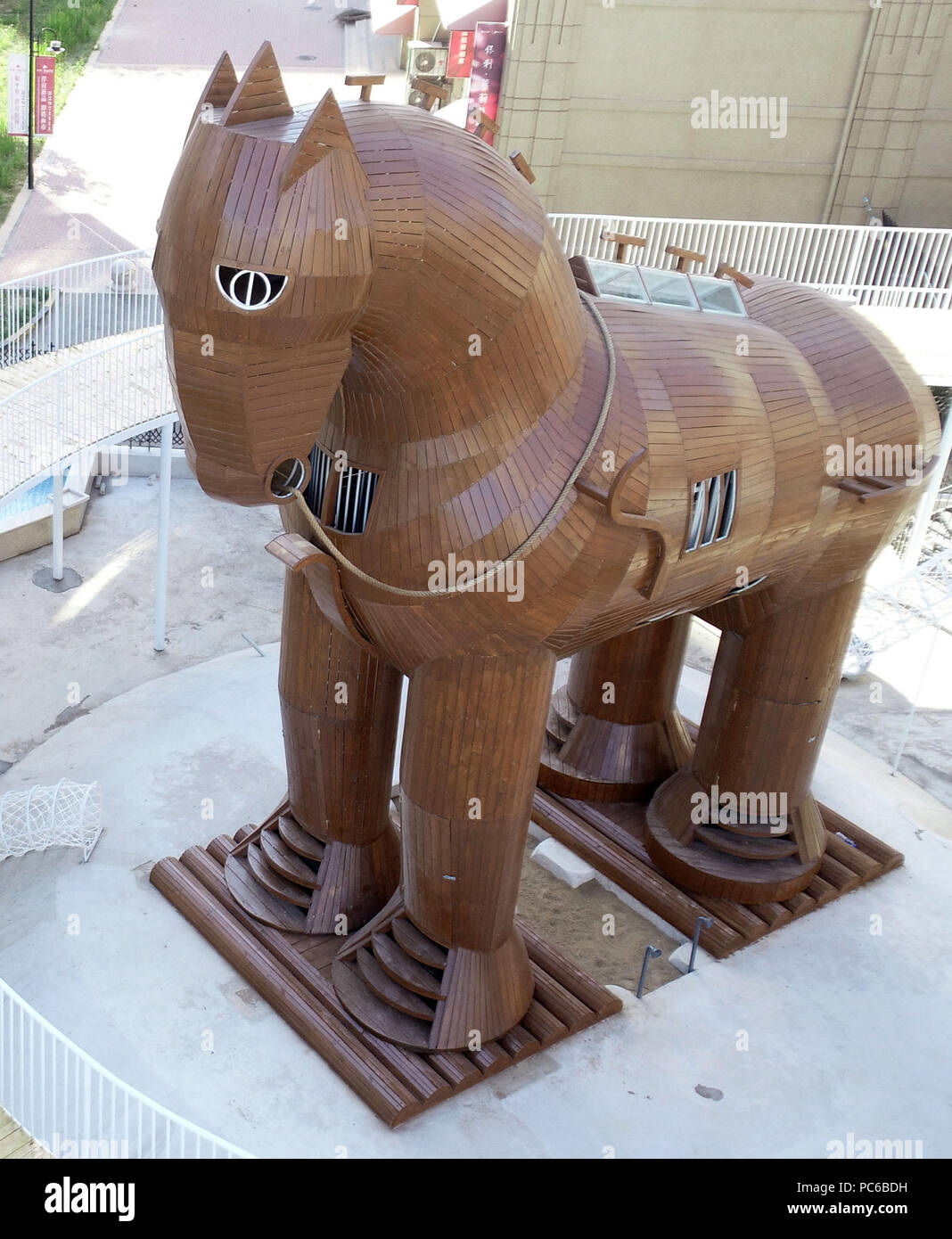 La société Shenyang Blower, la société Shenyang Blower, la Chine. 1er août 2018. Shenyang, Chine-A 10 mètres de haut 'Trojan cheval de bois" peut être vu sur street à Shenyang, Liaoning Province du nord-est de la Chine. Crédit : SIPA Asie/ZUMA/Alamy Fil Live News Banque D'Images