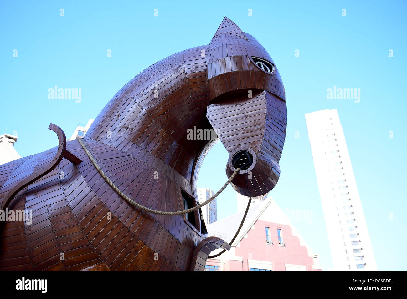La société Shenyang Blower, la société Shenyang Blower, la Chine. 1er août 2018. Shenyang, Chine-A 10 mètres de haut 'Trojan cheval de bois" peut être vu sur street à Shenyang, Liaoning Province du nord-est de la Chine. Crédit : SIPA Asie/ZUMA/Alamy Fil Live News Banque D'Images