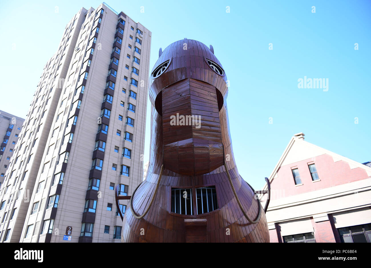 La société Shenyang Blower, la société Shenyang Blower, la Chine. 1er août 2018. Shenyang, Chine-A 10 mètres de haut 'Trojan cheval de bois" peut être vu sur street à Shenyang, Liaoning Province du nord-est de la Chine. Crédit : SIPA Asie/ZUMA/Alamy Fil Live News Banque D'Images