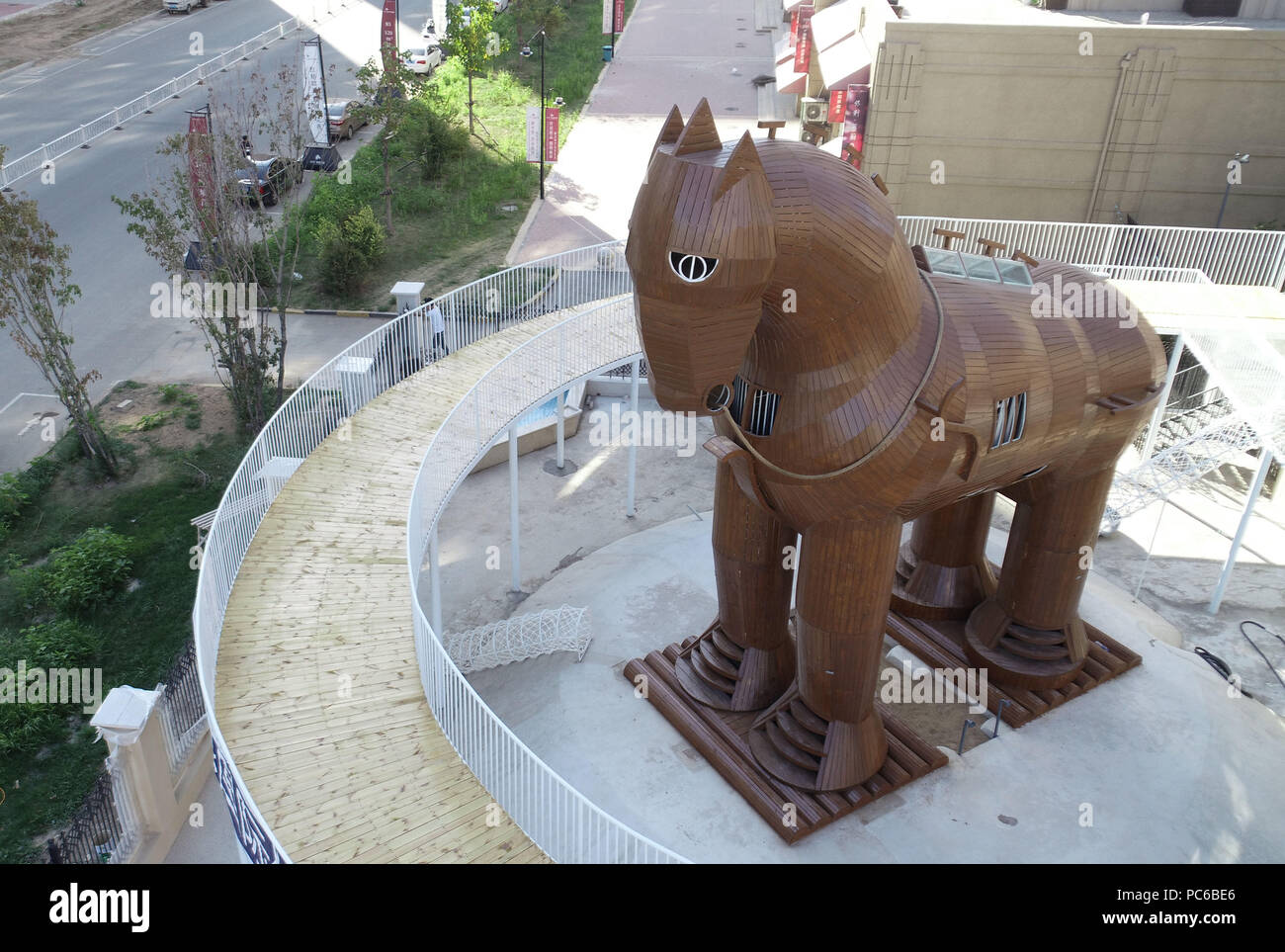 La société Shenyang Blower, la société Shenyang Blower, la Chine. 1er août 2018. Shenyang, Chine-A 10 mètres de haut 'Trojan cheval de bois" peut être vu sur street à Shenyang, Liaoning Province du nord-est de la Chine. Crédit : SIPA Asie/ZUMA/Alamy Fil Live News Banque D'Images