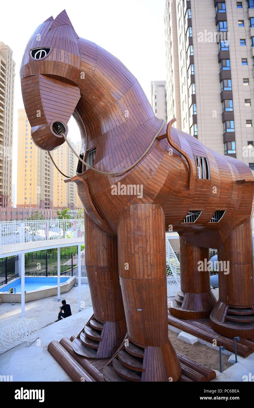 La société Shenyang Blower, la société Shenyang Blower, la Chine. 1er août 2018. Shenyang, Chine-A 10 mètres de haut 'Trojan cheval de bois" peut être vu sur street à Shenyang, Liaoning Province du nord-est de la Chine. Crédit : SIPA Asie/ZUMA/Alamy Fil Live News Banque D'Images