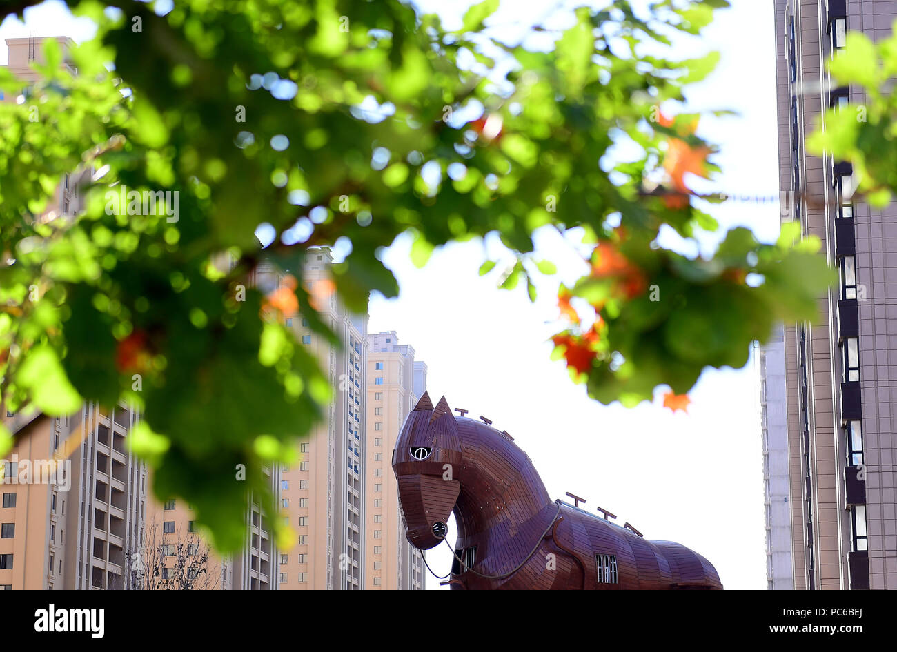 La société Shenyang Blower, la société Shenyang Blower, la Chine. 1er août 2018. Shenyang, Chine-A 10 mètres de haut 'Trojan cheval de bois" peut être vu sur street à Shenyang, Liaoning Province du nord-est de la Chine. Crédit : SIPA Asie/ZUMA/Alamy Fil Live News Banque D'Images