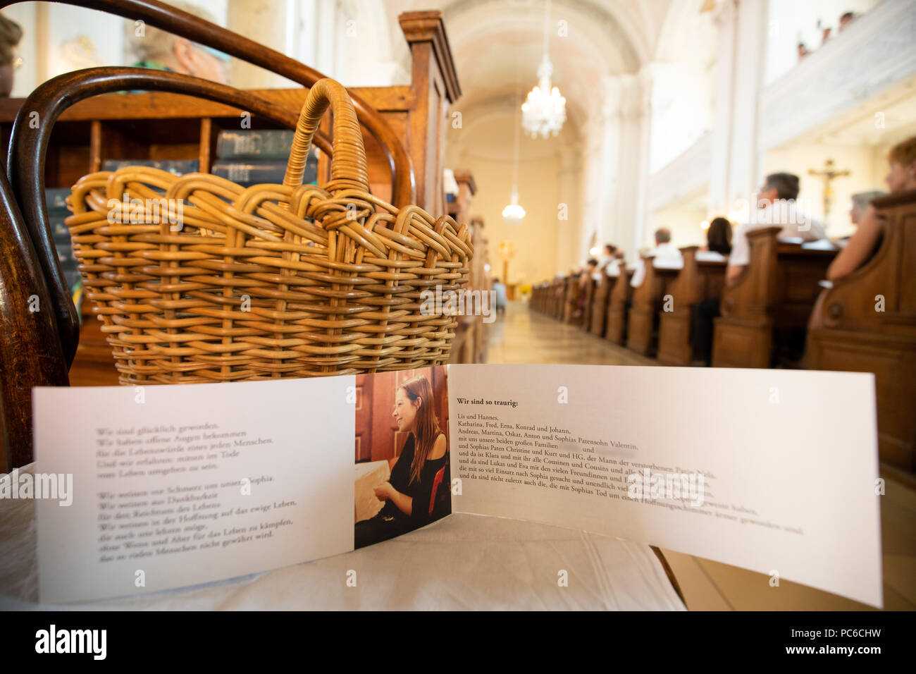 01 août 2018, Amberg, Allemagne : une carte à la mémoire de l'étudiant tué Sophia L. est couché dans l'église luthérienne protestante Paulaner avant le service commémoratif. Né à Amberg dans le Haut-Palatinat, 28 ans, a voulu faire de l'auto-stop de Leipzig à la Bavière, à la mi-juin. Selon l'enquête, elle a été prise le long d'un 41-year-old chauffeur de camion et tué sur la route de Haute-franconie. Sophia's corps a été retrouvé quelques jours plus tard en Espagne. Le 41-year-old suspect est en garde à vue d'extradition. Photo : Daniel Karmann/dpa Banque D'Images