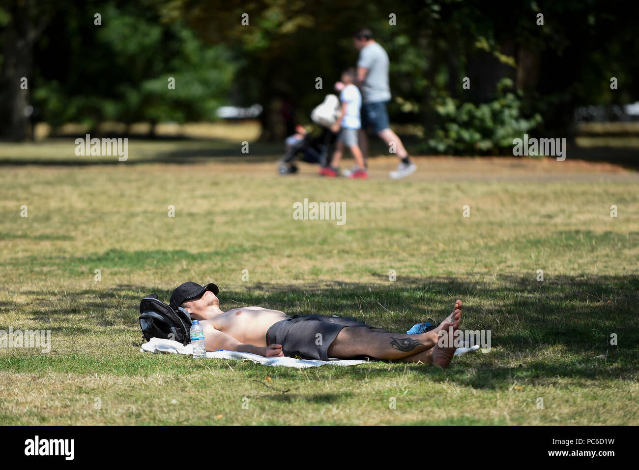 Londres, Royaume-Uni. 1er août 2018. Royaume-uni - Un homme de soleil par temps chaud dans Hyde Park. Les températures sont appelées à augmenter à la 30s à temps pour le week-end. Crédit : Stephen Chung / Alamy Live News Banque D'Images