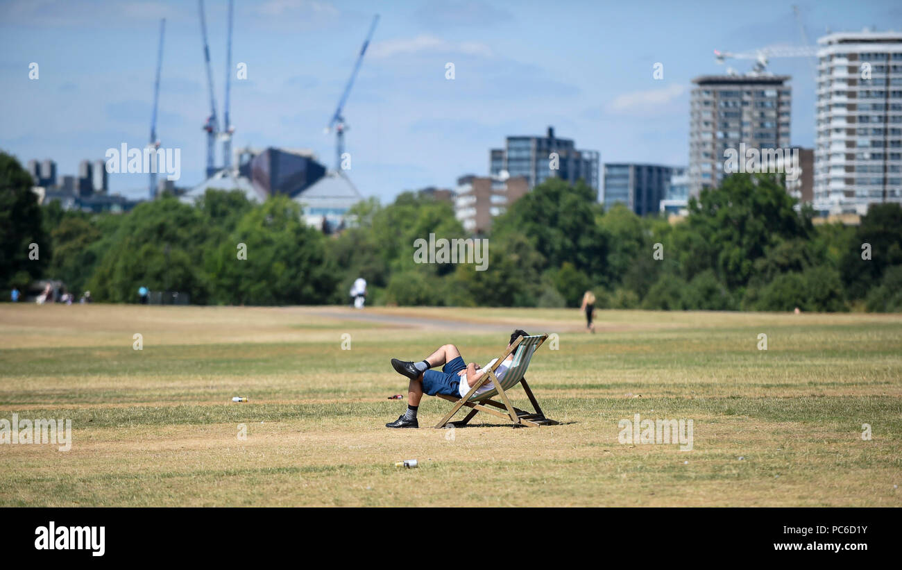 Londres, Royaume-Uni. 1er août 2018. Royaume-uni - Un homme de soleil par temps chaud dans Hyde Park. Les températures sont appelées à augmenter à la 30s à temps pour le week-end. Crédit : Stephen Chung / Alamy Live News Banque D'Images