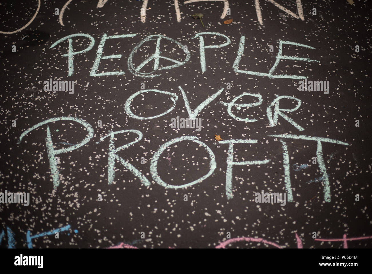 Glasgow, Ecosse, le 1 août 2018. Manifestation en soutien des réfugiés menacés d'expulsion par les sociétés de logement privé SERCO. SERCO a annoncé cette semaine qu'elles commenceraient à expulser des demandeurs d'asile qui ont vu leur demande de statut de réfugié a rejeté. Jusqu'à 300 réfugiés sont confrontés à l'expulsion imminente, y compris les réfugiés afghans Rahman Shah Ahmadzai Mirwais et qui ont entamé une grève de la faim à l'extérieur d'un immeuble de bureaux d'accueil à Glasgow. Image crédit : Jeremy Sutton-Hibbert/ Alamy News Banque D'Images