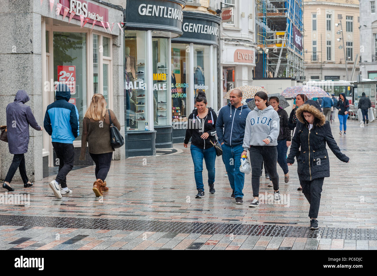 Cork, Irlande. 1er août 2018. Clients mystères de Patrick Street, Cork City rush pour sortir de la pluie au cours de l'un des jours les plus pluvieux de ces dernières semaines. La pluie fera place à temps chaud et ensoleillé ce week-end avec des températures prévue sur 28° Celsius. Credit : Andy Gibson/Alamy Live News. Banque D'Images