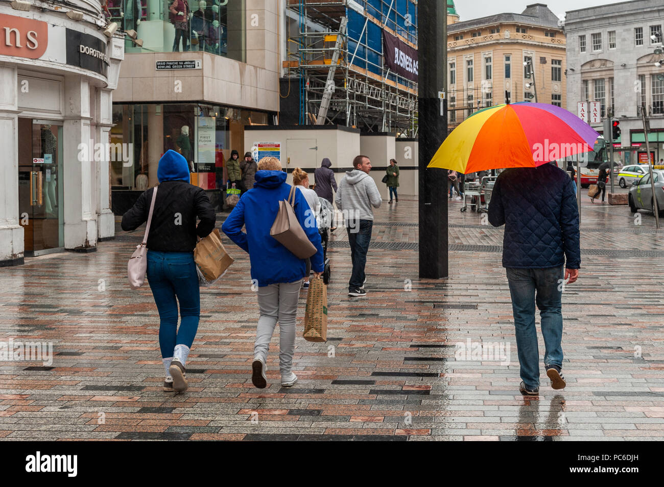 Cork, Irlande. 1er août 2018. Clients mystères de Patrick Street, Cork City rush pour sortir de la pluie au cours de l'un des jours les plus pluvieux de ces dernières semaines. La pluie fera place à temps chaud et ensoleillé ce week-end avec des températures prévue sur 28° Celsius. Credit : Andy Gibson/Alamy Live News. Banque D'Images