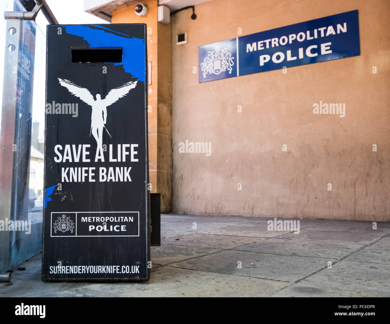 Londres, Royaume-Uni. 1er août 2018. L'ensemble de couteaux à l'extérieur de la station de police de Brixton. Crédit : Guy Josse/Alamy Live News Banque D'Images