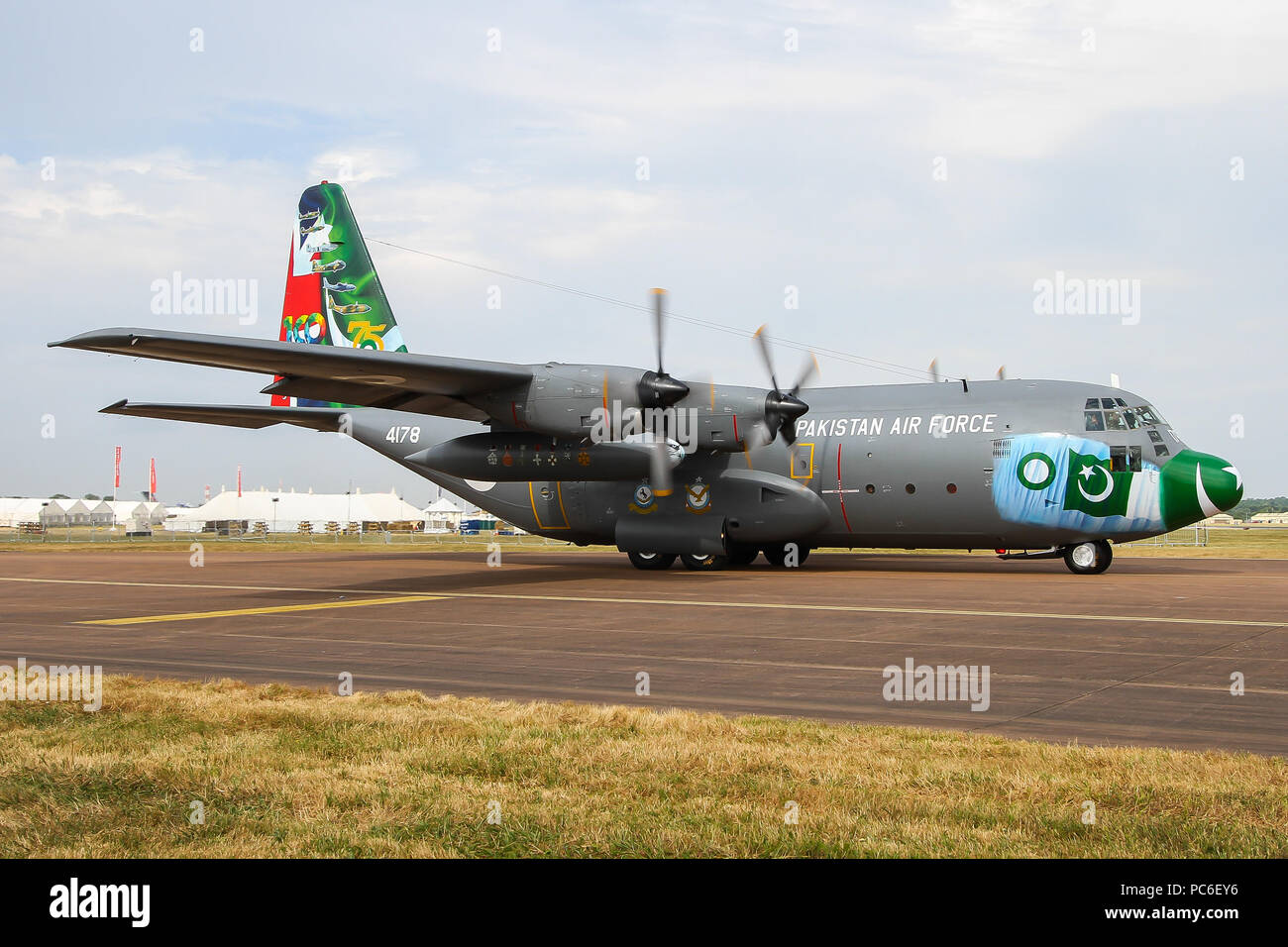 Fairford, UK. 16 juillet, 2018. Le Pakistan Air Force est allé(e) à RIAT 2018 avec leur 75e anniversaire Hercules C-130. Crédit : C. Van Grinsven SOPA/Images/ZUMA/Alamy Fil Live News Banque D'Images