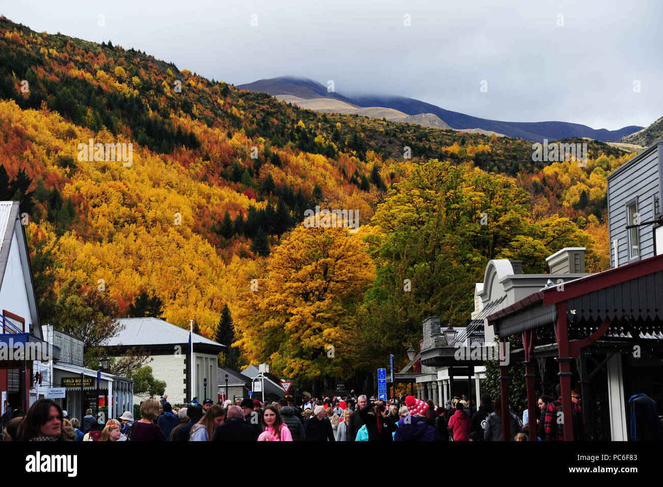 Arrowtown, États-Unis. Apr 21, 2018. La rue principale de Sofia sur l'île du sud de Nouvelle-Zélande - dans l'arrière-plan les contreforts de la forêt et Suedalpen avec une forte coloration d'automne, prise en avril 2018 dans le monde de l'utilisation | Credit : dpa/Alamy Live News Banque D'Images