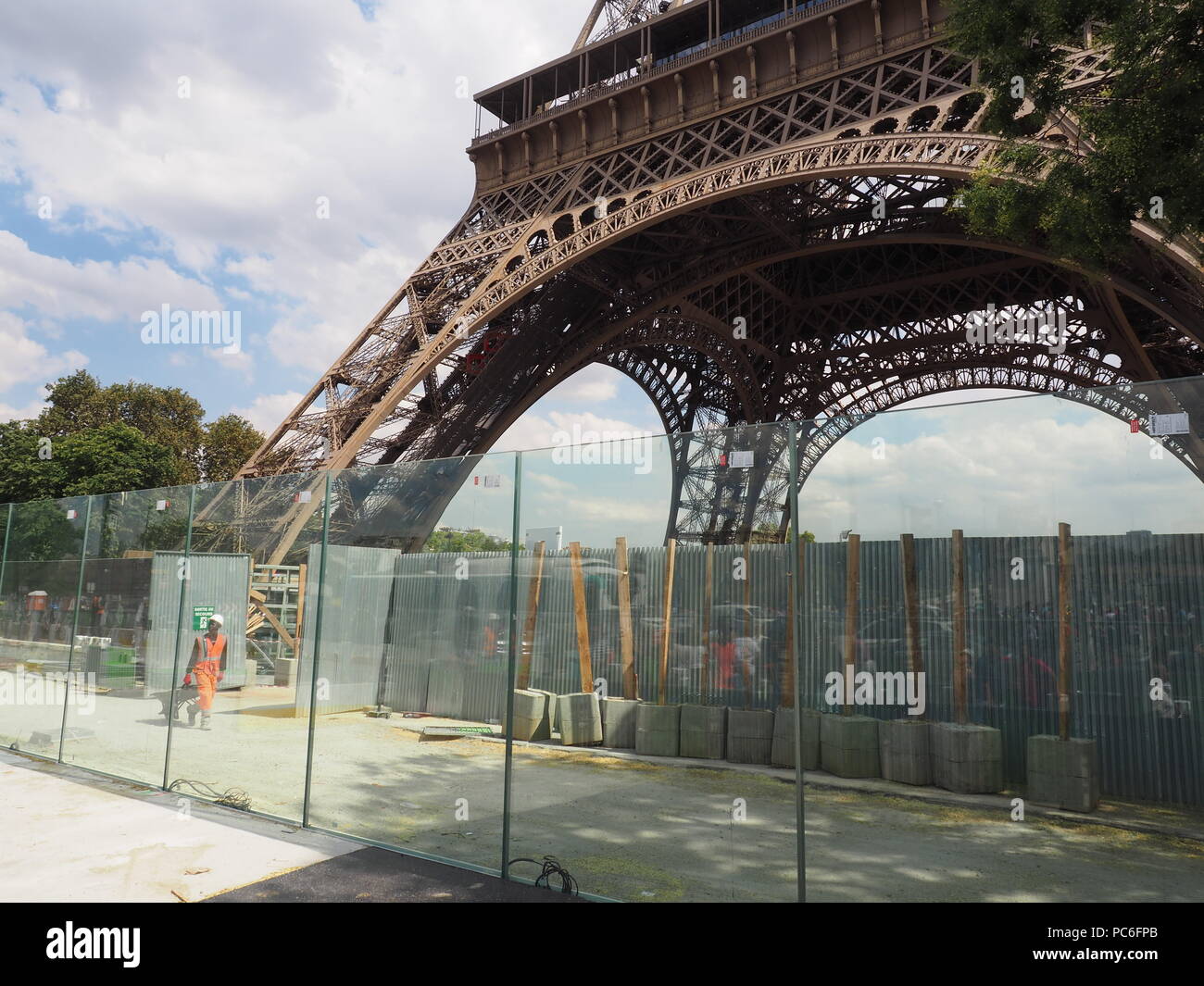 Paris, France. 06Th Aug 2018. La Tour Eiffel à Paris (côté nord-ouest). Au  premier plan il y a le mur de verre, qui n'a pas encore été rempli, pour  protéger la zone