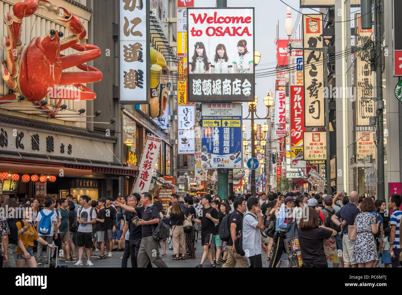 Bienvenue à Osaka : une rue commerçante avec un crabe géant dans le domaine de Dotonbori Osaka, Japon. Banque D'Images