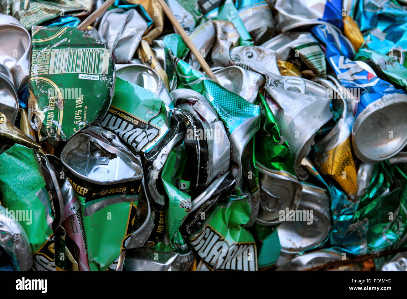 Belgrade, Serbie - 30 septembre 2016 : de nombreuses poubelles . Le tri des déchets. Écologie et recyclage de concept. Corbeille, Bin, détritus, sacs en plastique pile Banque D'Images