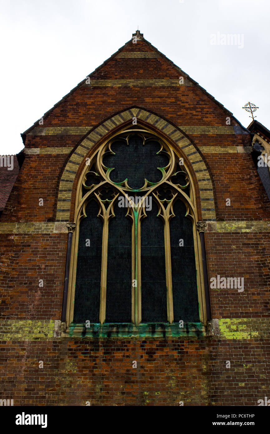 Moody vieux vitraux dans une église Banque D'Images