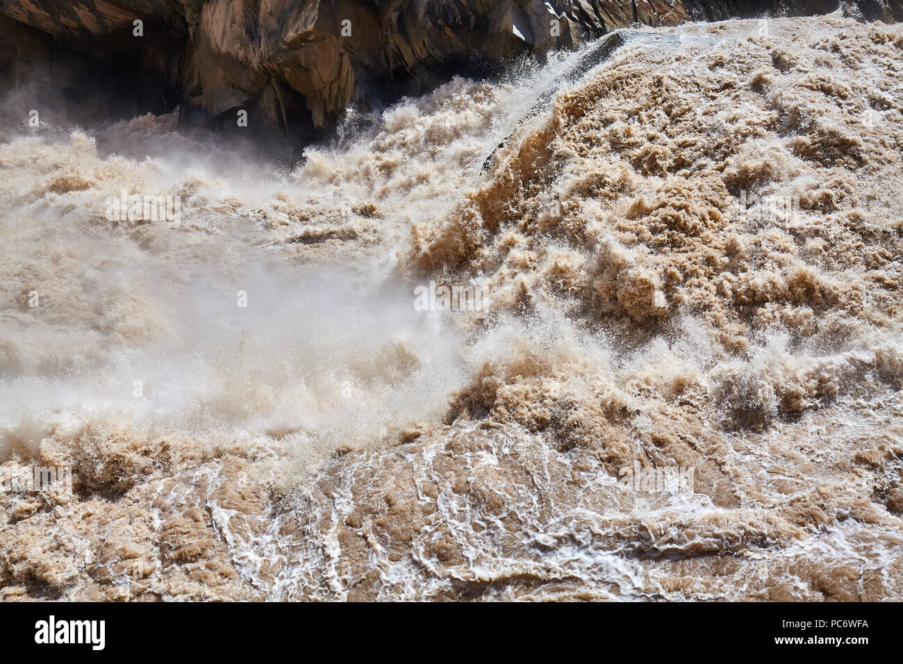 La montagne, la rivière boueuse turbulent la Gorge du tigre bondissant, la Chine. Banque D'Images