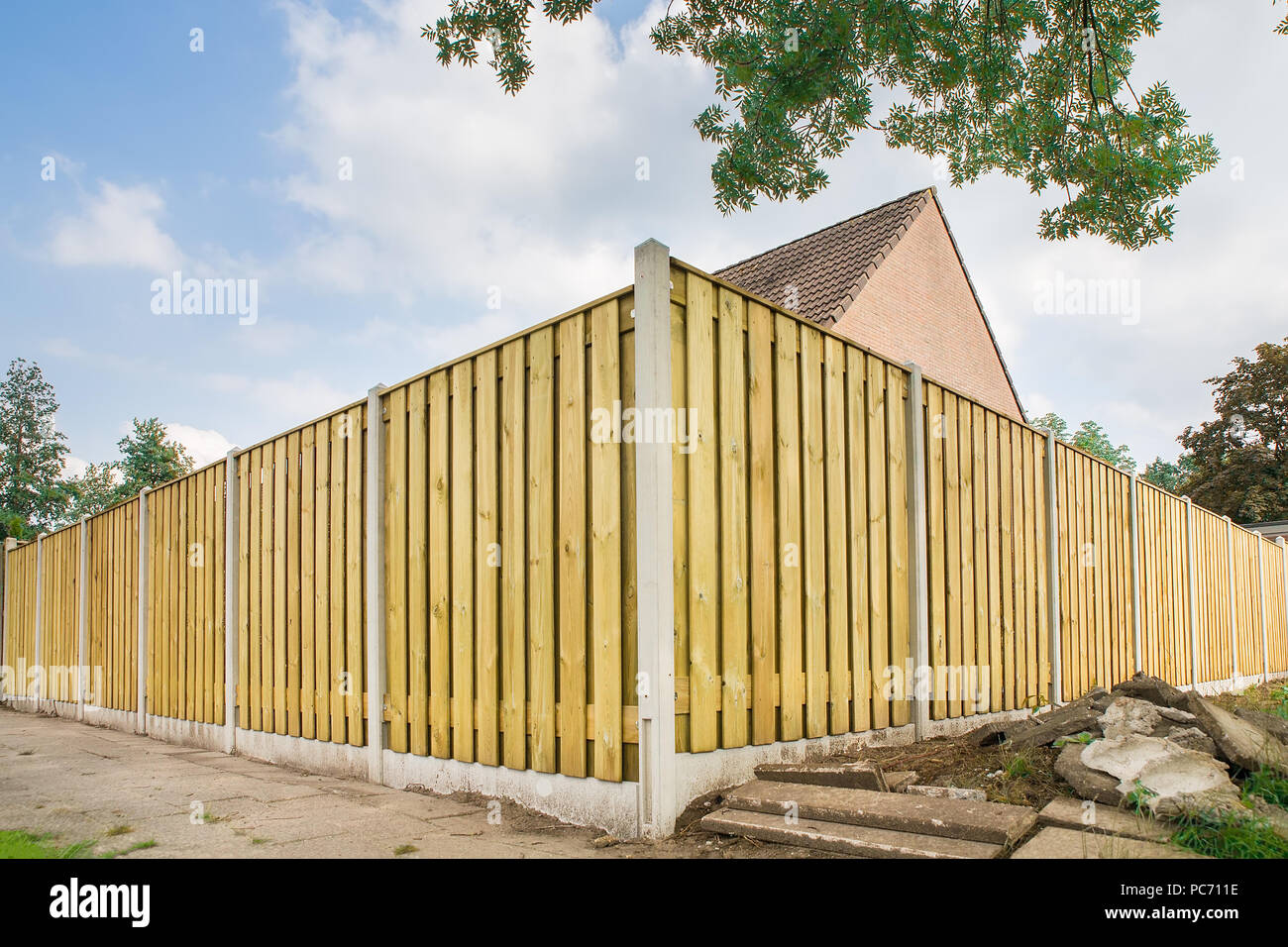 Nouvelle clôture en bois comme corner autour de jardin d'accueil Banque D'Images