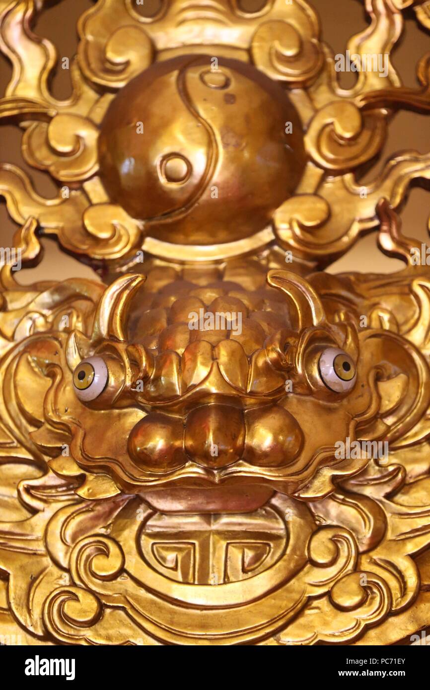 Tran Hung Dao temple taoïste. Dragon avec le Yin et le Yang, symbole Taoïste. Ho Chi Minh Ville. Le Vietnam. Dans le monde d'utilisation | Banque D'Images