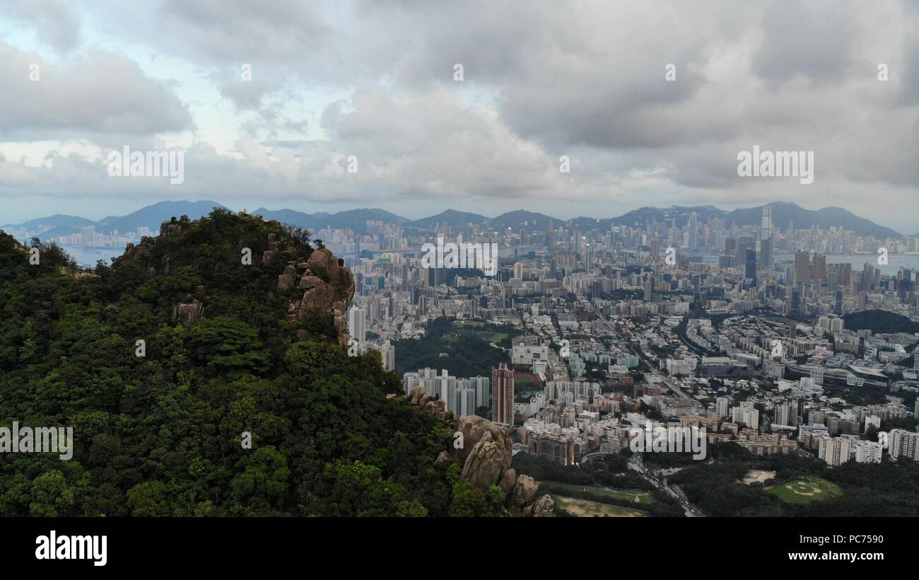 Le Rocher du lion à hong kong avec la ville historique Banque D'Images