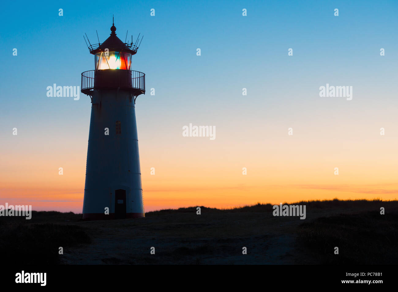 Silhouette d'List-West phare après le coucher du soleil. Banque D'Images