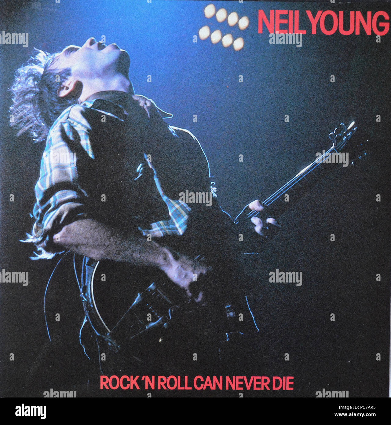 Neil Young - Rock'n Roll ne peut jamais mourir - couverture de l'album vinyle vintage Banque D'Images