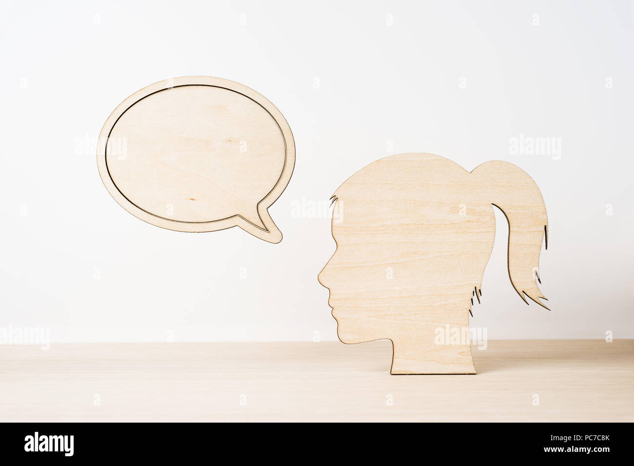 Entreprise et design - concept silhouette fille en bois avec tête en bois sur cadre de dialogue et de bureau fond blanc Banque D'Images