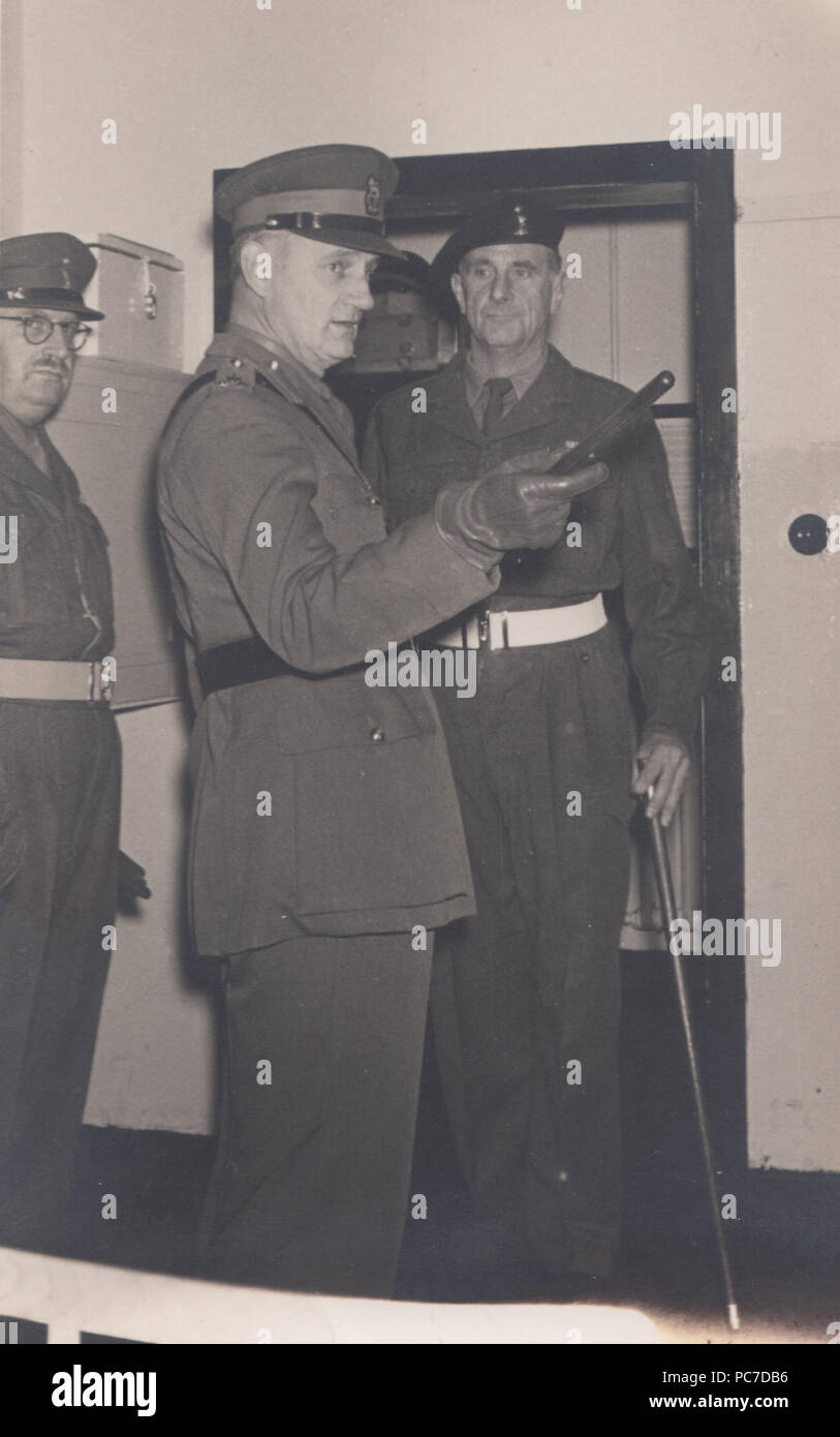 Vintage Photo d'officiers supérieurs de l'armée britannique qui effectue une inspection dans un camp militaire. Banque D'Images