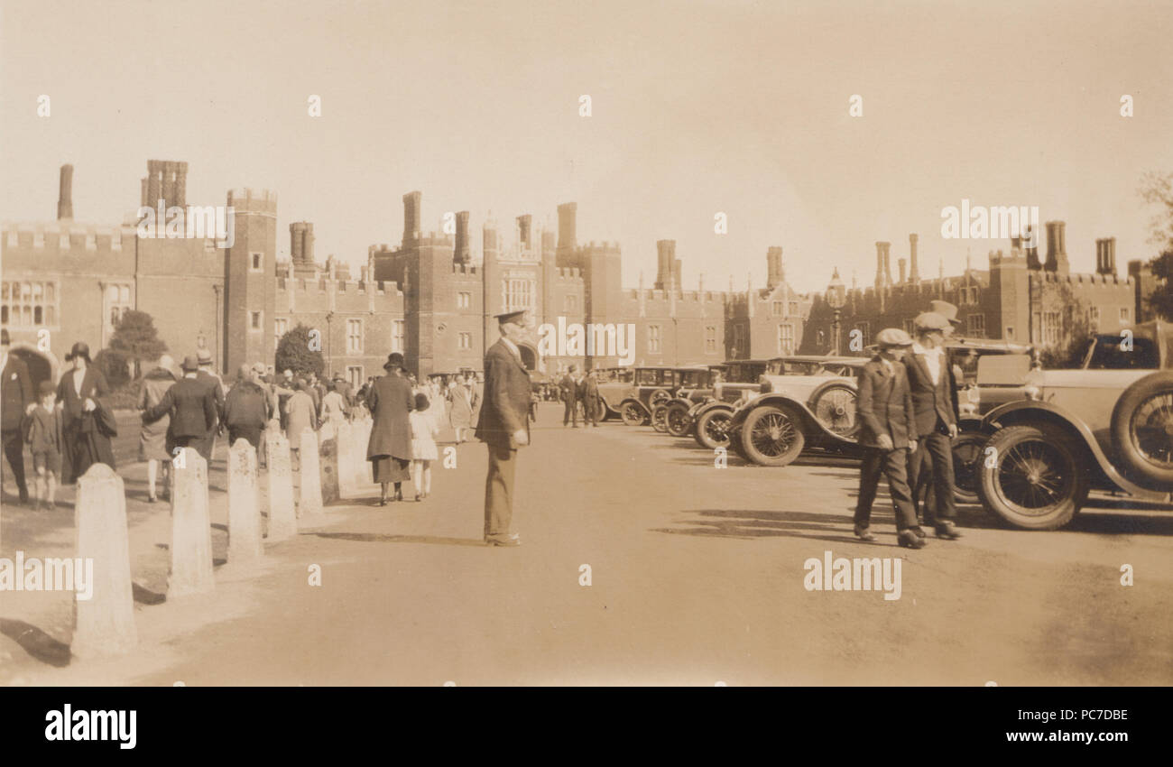 Photographie Vintage Vintage de voitures alignées à l'entrée de l'établissement Hampton Court Palace, Richmond upon Thames. Banque D'Images