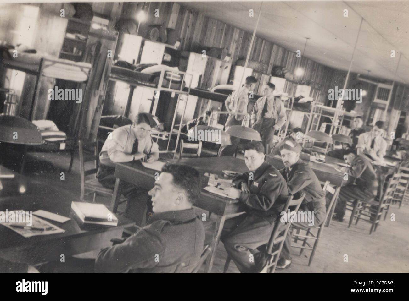 Vintage Photo de militaires dans leurs casernes. Semblent être les hommes de la Royal Air Force. Banque D'Images