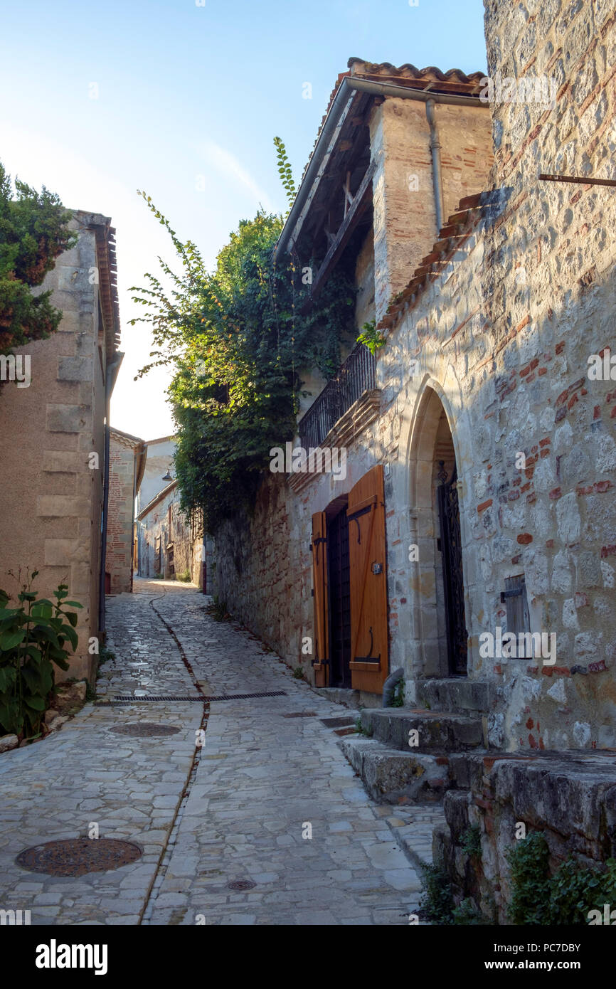 Il y a beaucoup d'architecture traditionnelle à voir la doublure de rues étroites de destination voyage Penne d'Agenais, Lot et Garonne, France. Cet idyllique village perché a une vue étendue sur la rivière Lot et ses environs Agenais campagne. Banque D'Images