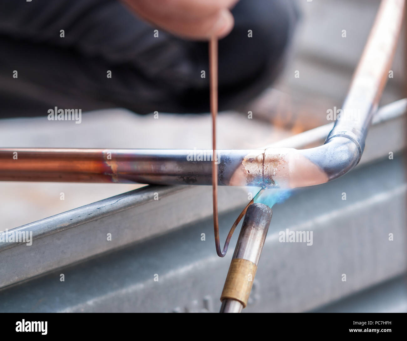 Soudure de tuyau en cuivre d'un pipeline de gaz de méthane ou d'un système  de climatisation ou d'eau Photo Stock - Alamy