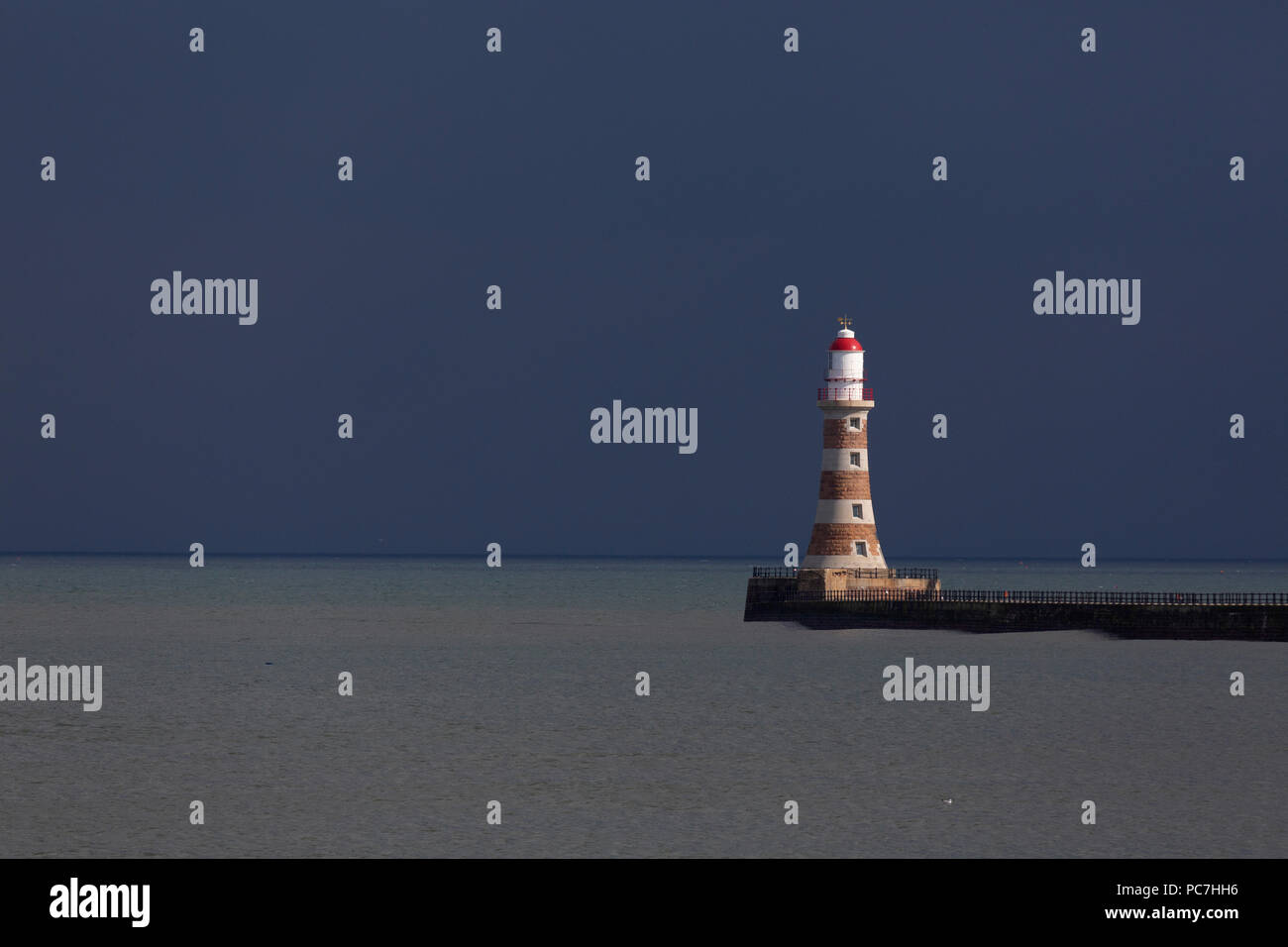 Roker Pier juste dans la mer du Nord, à l'embouchure de la rivière Wear, à Sunderland, en Angleterre. Banque D'Images