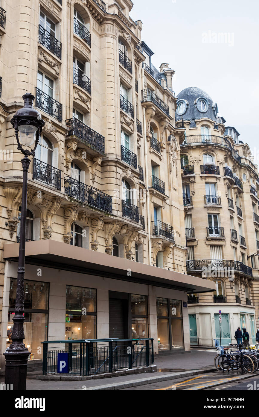 Les bâtiments anciens de la rue Danton à Paris en France Banque D'Images