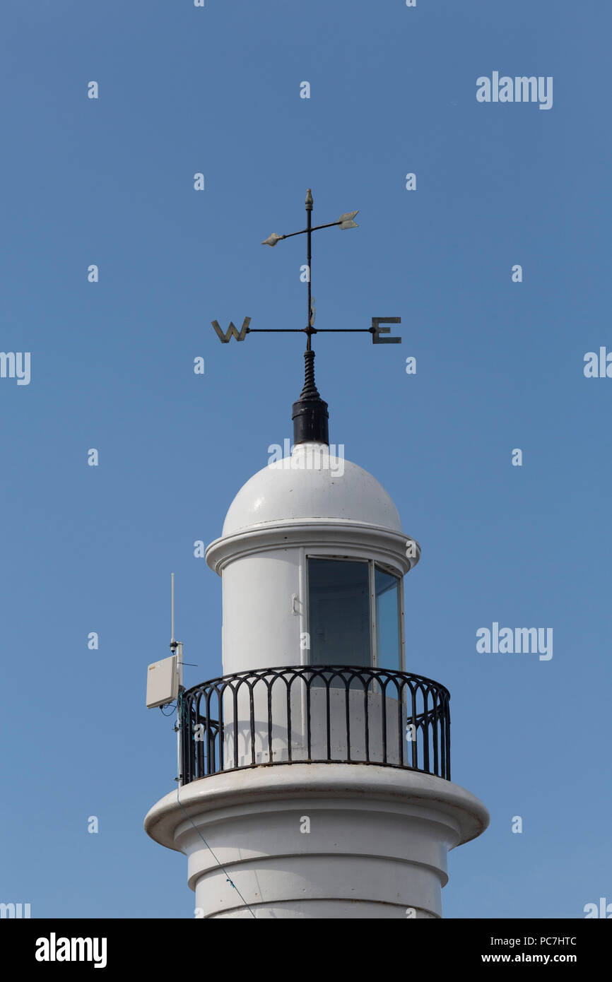 Une girouette en tête de la phare de Bonaventure blanc au parc Cliffe Seaburn dans un jour d'été, l'Angleterre Sunderland Banque D'Images