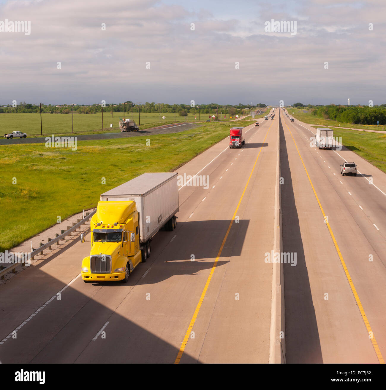 Un lumineux et coloré 18 Wheeler motors sur l'autoroute avec remorque Banque D'Images Un lumineux et coloré 18 Wheeler motors sur l'autoroute avec remorque Banque D'Images