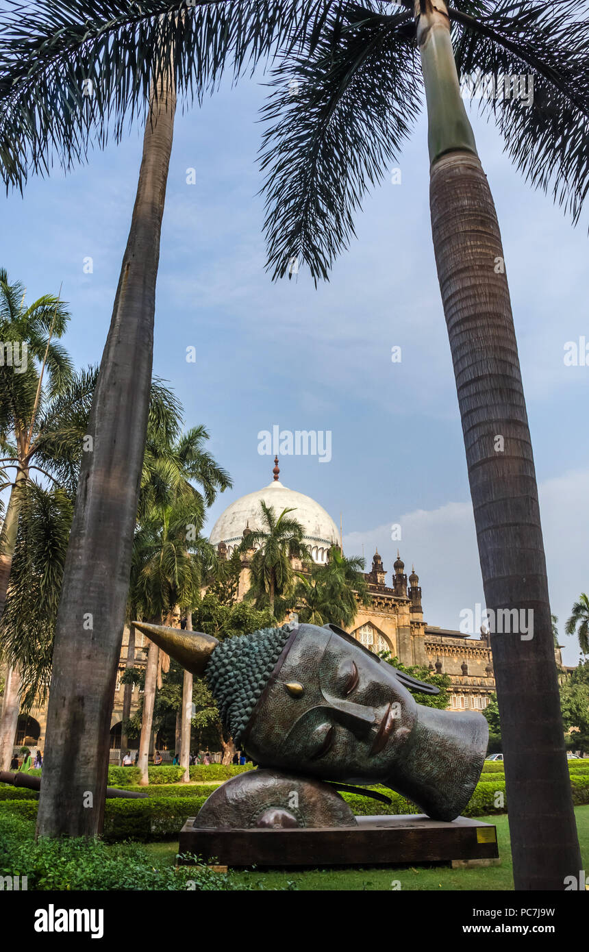 Statue de Bouddhas tête dans le jardin de la musée du Prince de Galles, maintenant connu sous le nom de Musée Chhatrapati Shivaji Maharaj, Mumbai, Maharashtra, Inde. Banque D'Images