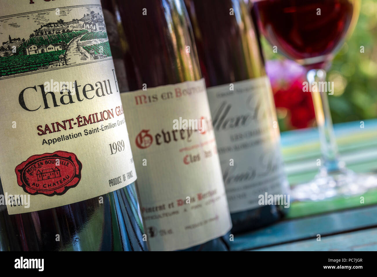 Dégustation de vins français de Bordeaux et de bouteilles en plein air les vins de Bourgogne à l'extérieur sur terrasse terrasse fleurie Banque D'Images