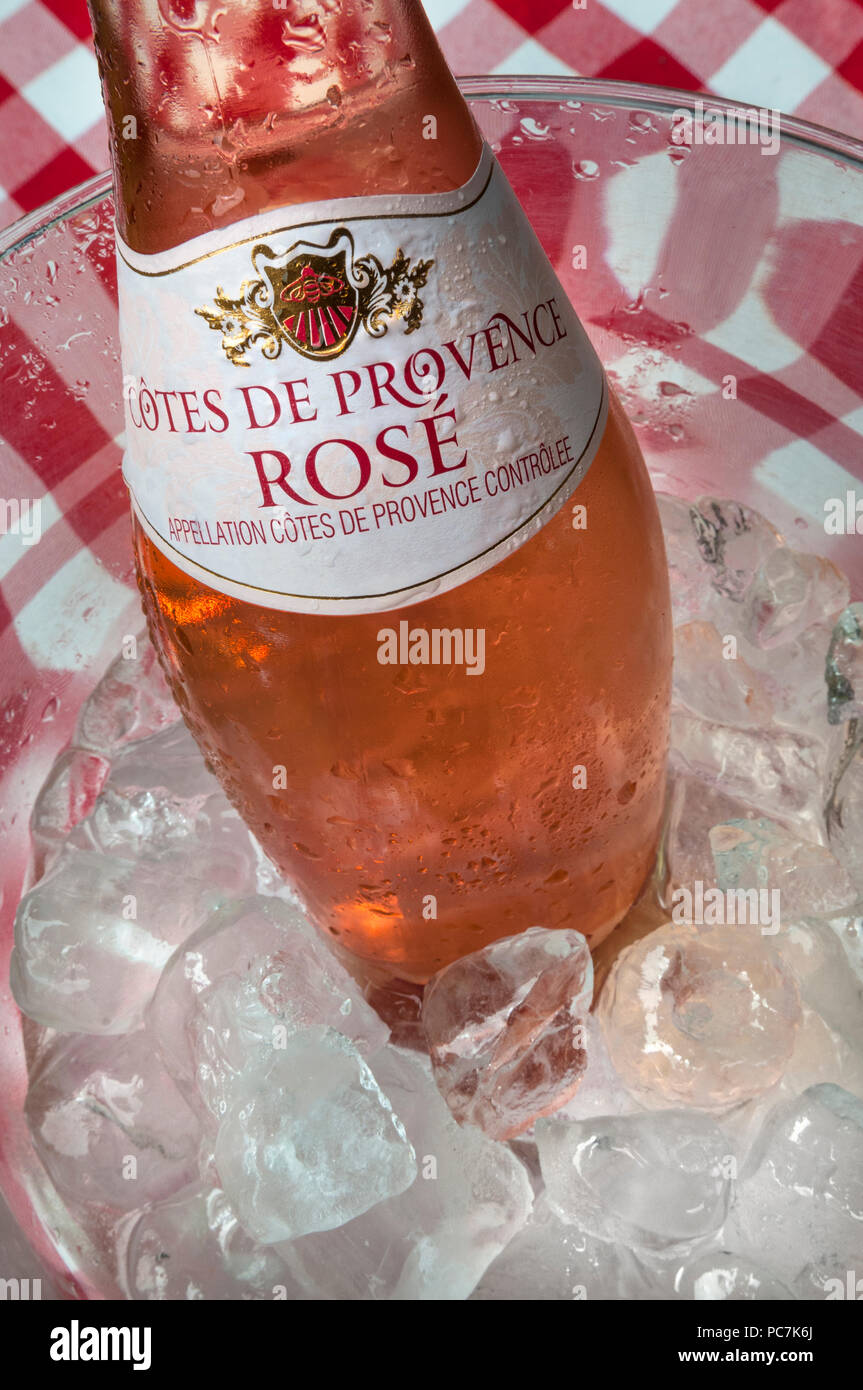 Côtes de Provence rosé bouteille au frais dans alfresco ice sur nappe de style typiquement français Banque D'Images