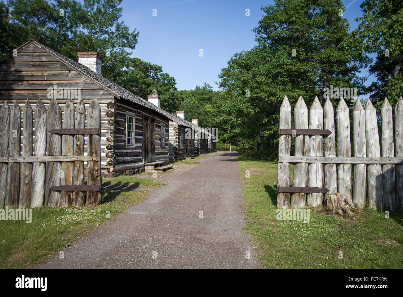 Pioneer Log Cabin. Rangée de cabanes à Fort Wilkins State Park dans la péninsule, Copper Harbor, Michigan, USA. Banque D'Images