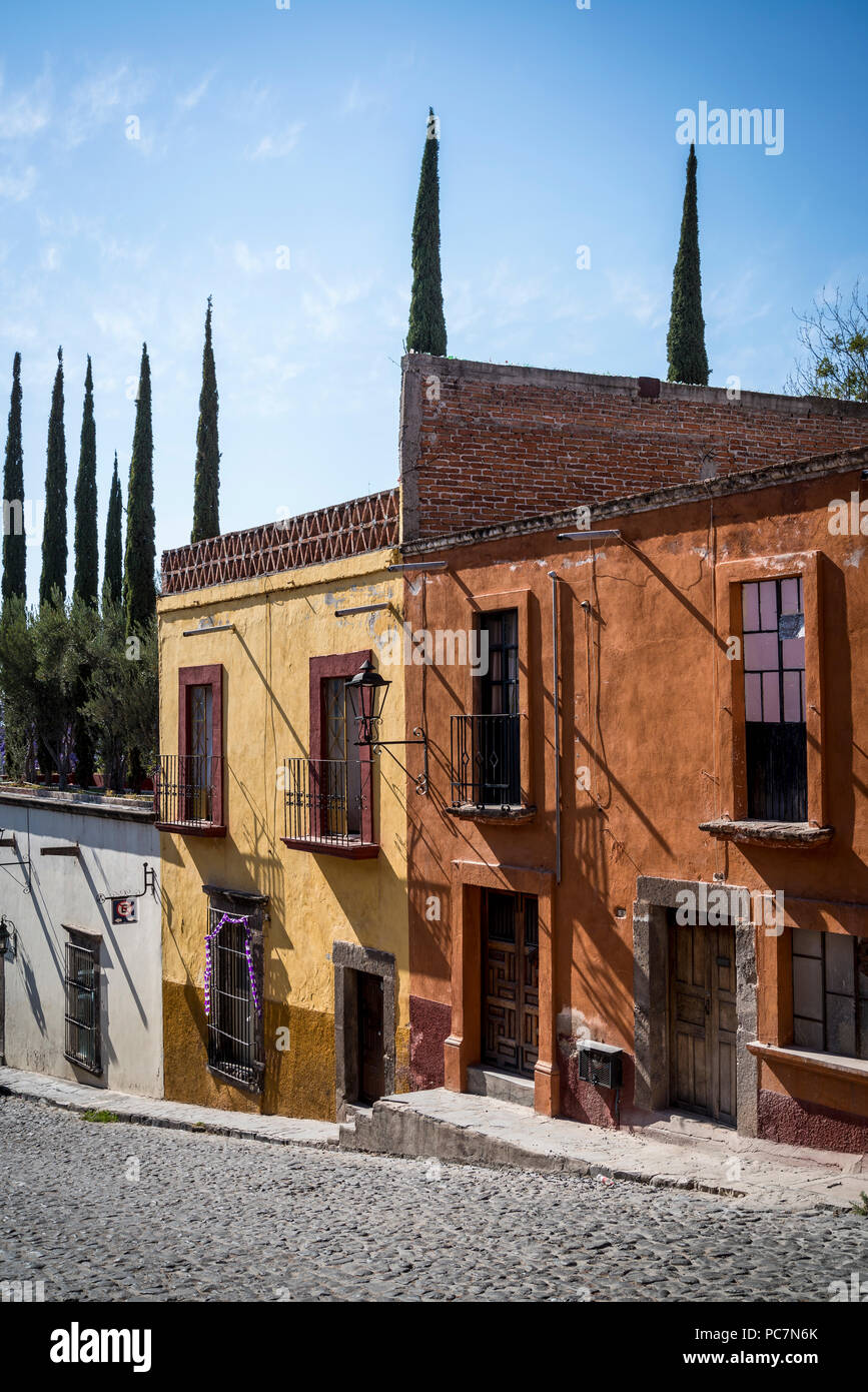 San Miguel de Allende, rue avec ses belles maisons anciennes, dans une ville de l'ère coloniale, le centre du Mexique, région Bajío Banque D'Images