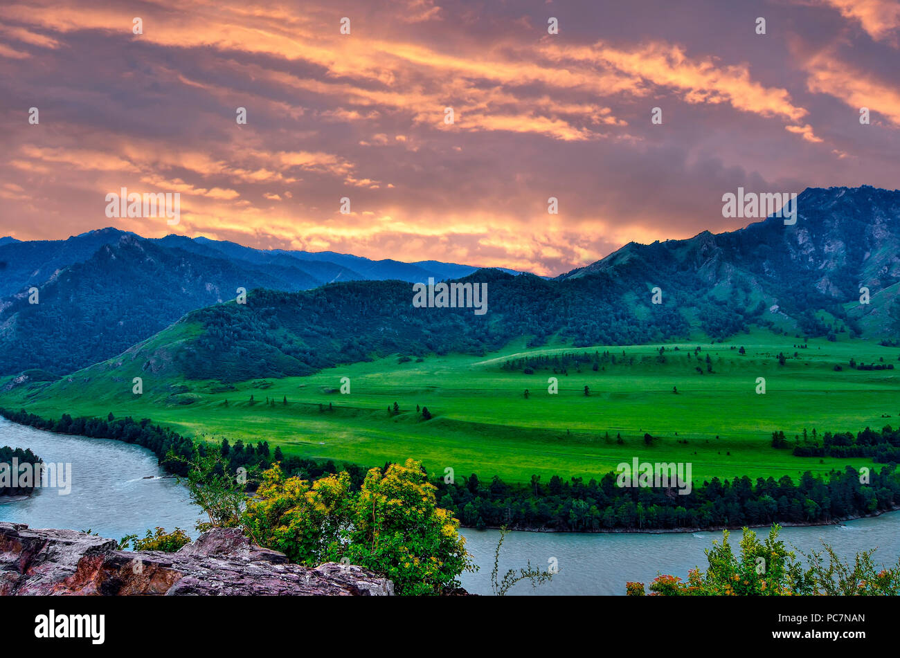 Crépuscule sur la montagne rose turquoise de la rivière Katun au coucher du soleil - beau soir paysage estival, montagnes de l'Altaï, en Russie. Beauté magique de la nature Banque D'Images