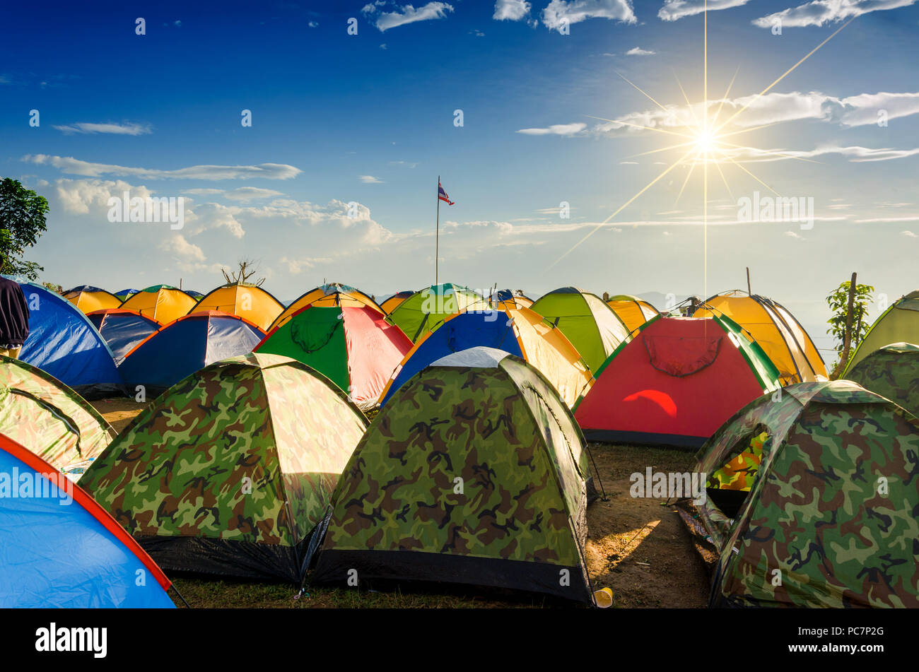 Camp et tente temps froid sur la montagne au lever du soleil à Nakhon Si Thammarat Thaïlande District Chawang. Il tente mountain centre Thaïlande Banque D'Images