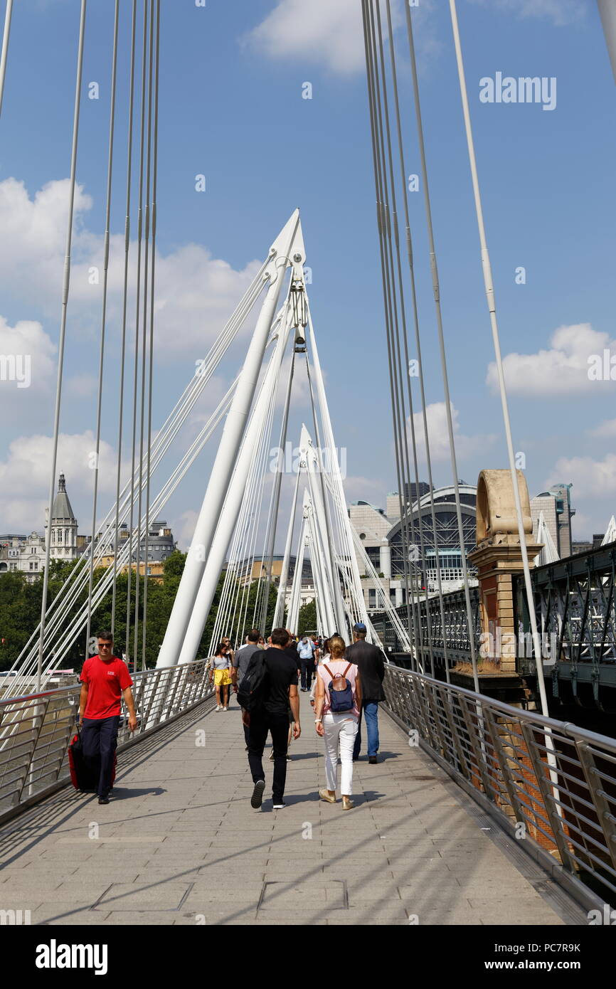 Les gens marcher sur le Golden Jubilee Bridges Jubilee Gardens London South Bank Banque D'Images