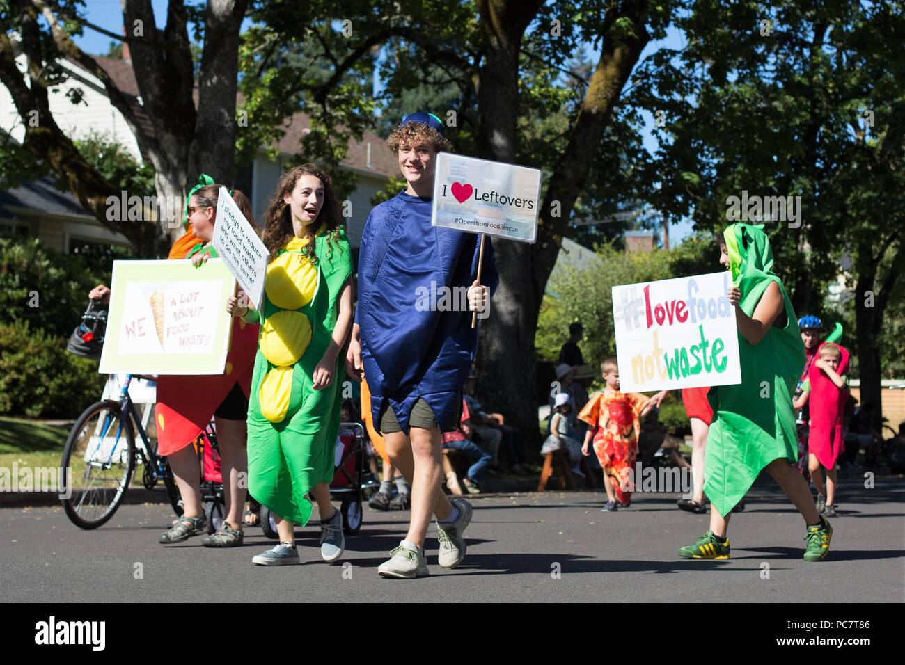 Des gens habillés comme des légumes protester contre le gaspillage alimentaire, à l'eug Parade à Eugene, Oregon, USA. Banque D'Images