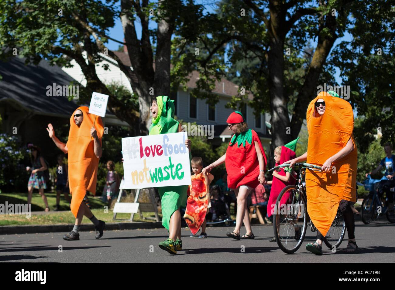 Des gens habillés comme des légumes protester contre le gaspillage alimentaire, à l'eug Parade à Eugene, Oregon, USA. Banque D'Images